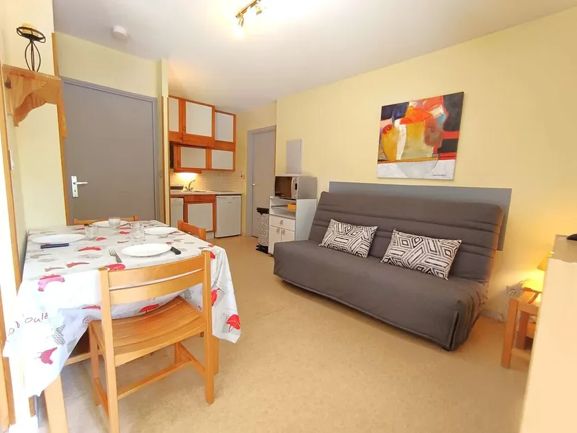 Charming 1BR Apartment, 6 Sleeps, Balcony, Near Gondolas, Parking, 2* Rating - Image 1