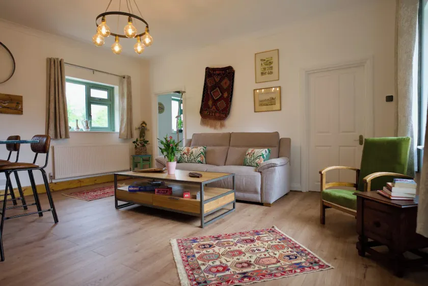 Tring Grange Cottage Sleeps 2 with Onsite Parking - Image 1