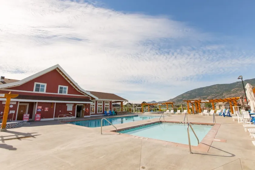 Large home  4 bed and 4 bath two separate suites home two kitchens water views - Image 1