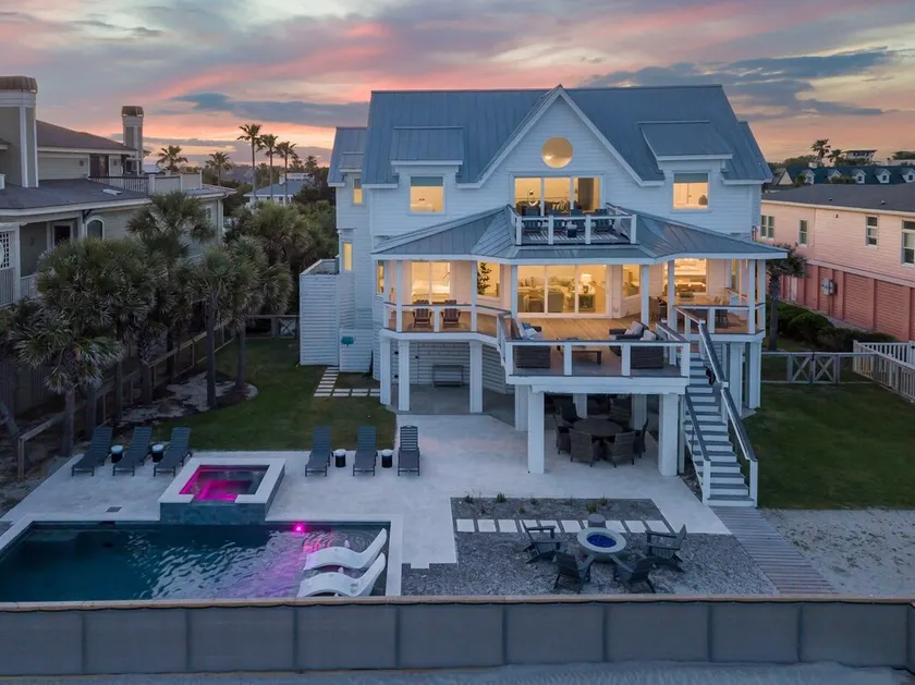 Discounts! Beautifully decorated 206 Ocean Blvd. Oceanfront, Pool/Hot Tub, Elevator - Image 1