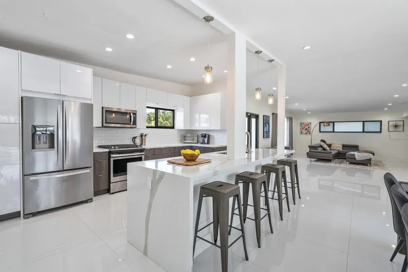 ULTRA LUXURIOUS VILLA 4/3 LARGE POOL PFCT GETAWAY - Image 1