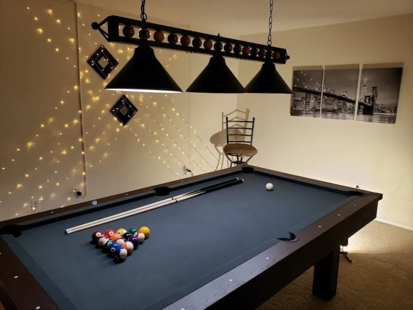 Cozy 4B w/ Pool Table near Nike/Intel, Max Station - Image 1