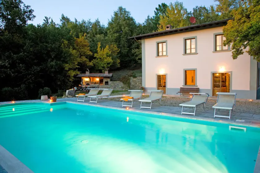 Antike Landvilla mit Pool in den Hügeln der Toskana, umgeben von Wäldern - Image 1