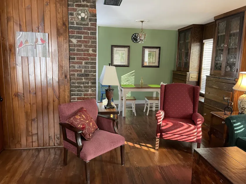 Cottage type private house in quiet neighborhood - Image 1