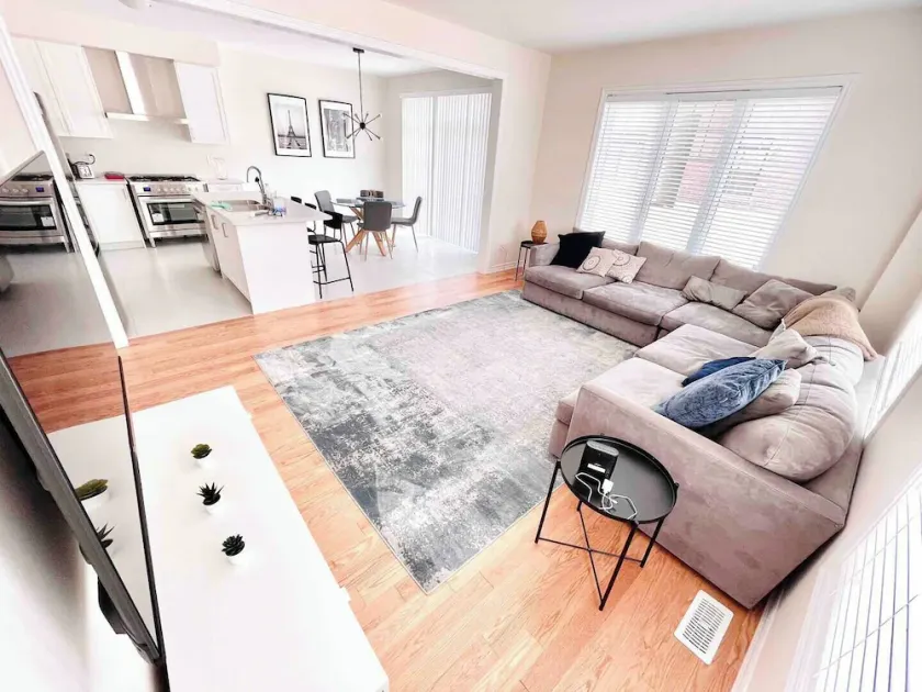 Large 5 Bedroom Newly Built Home Sleeps 12 Persons - Image 1