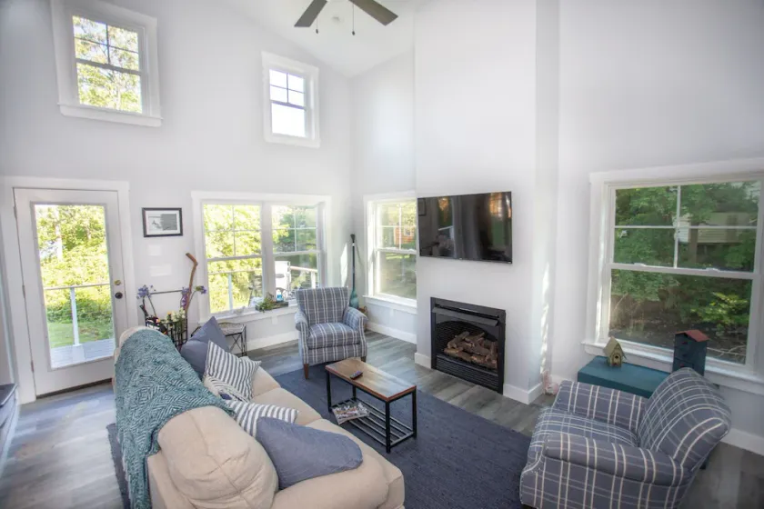 Waterfront Coastal Cottage in Kennebunk, Maine - Image 1