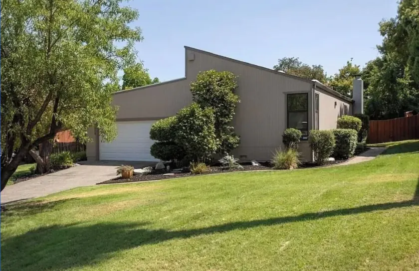Mid Century Modern Home Pet Friendly with Beautiful Backyard - Image 1