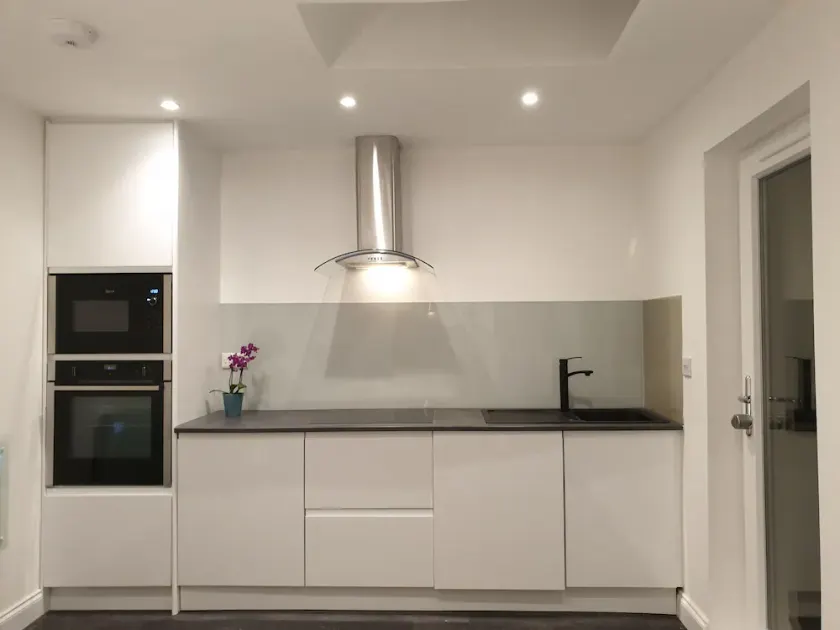Stylish detached studio with a wet room, Satellite TV & other amenities 😀 - Image 1