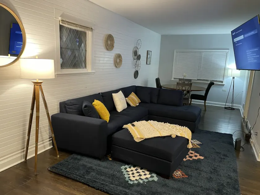 Chic 3bed 2bath Home with free parking close to United Center - Image 1