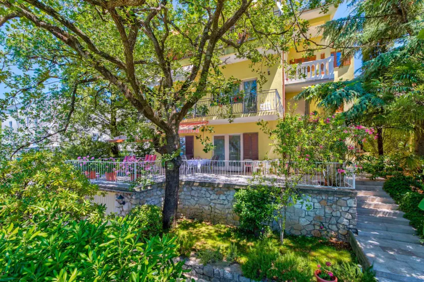 Holiday apartment with balcony and sea view - Image 1