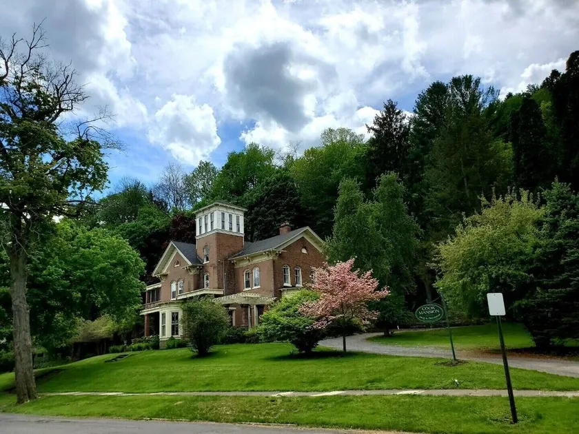 Nationally Historic Cook Mansion i Montour Falls, NY - Image 1