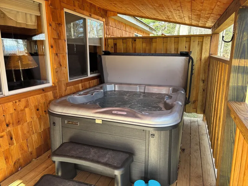 2 bedroom cabin on beautiful lakefront property with an outdoor hot tub - Image 1
