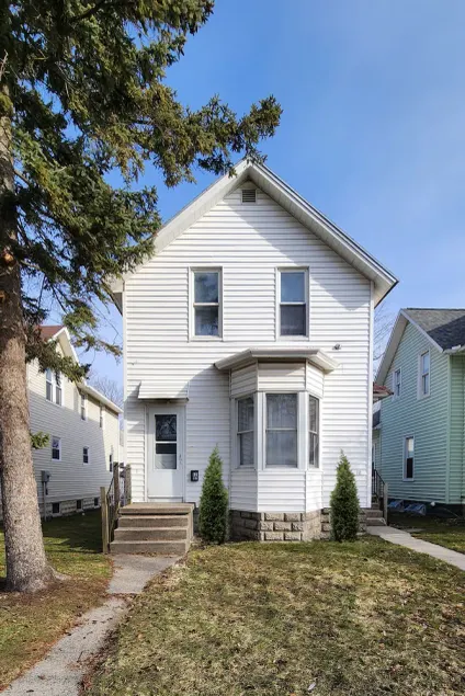 Large spacious room 5 minutes walk to historic downtown Manistee - Image 1