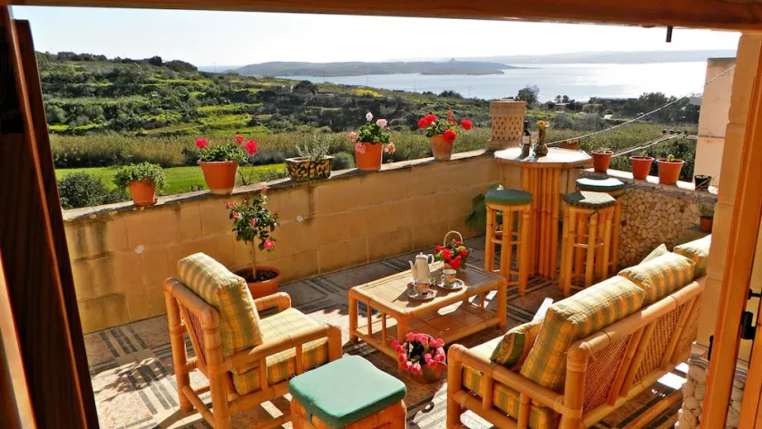 Great Location: FREE Gozo transfers, WIFI, Bicycles & BBQ  – NO Car required! - Image 1