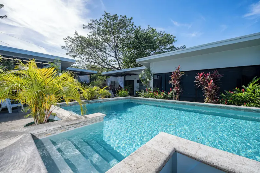 Fully equipped studio, short walk to beach, stores and restaurants - Image 1