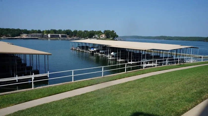 Einfach beziehbare Eigentumswohnung! Genieße das Leben am See: 3 Schlafzimmer, 2 Bäder, Platz für 9 Personen, 2 Pools, Bootsanlegeplatz und Strand! - Image 1