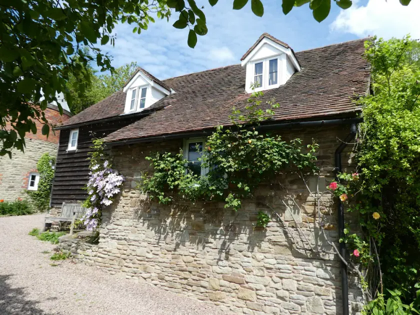 Saddlestones Cottage - sleeps 4 guests  in 2 bedrooms - Image 1