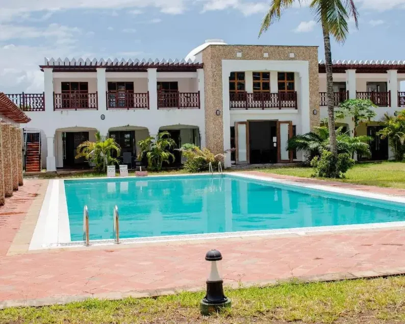 A magnificent 2 bedroomed apartment with a pool, 2 mins from the Ngoloko beach.. - Image 1