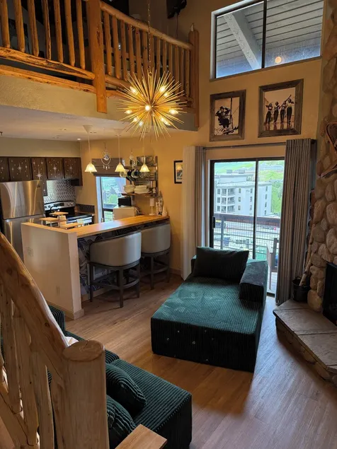 Come Experience SkiTopia-True Ski In/Out Condo Steps from the SilverQueen Lift - Image 1