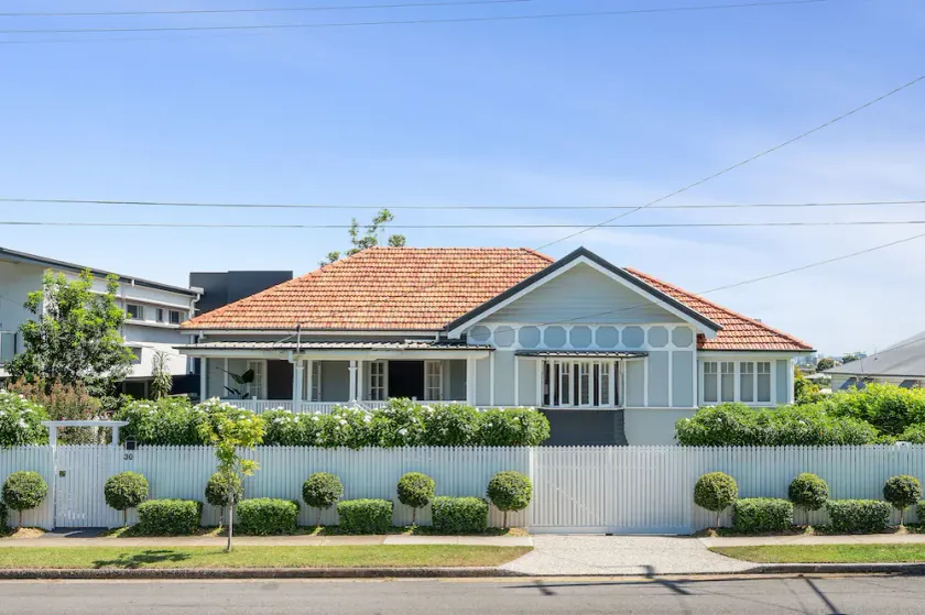 Stunning Modern 1920’s house 4 mins from Brisbane CBD with enchanting City views - Image 1