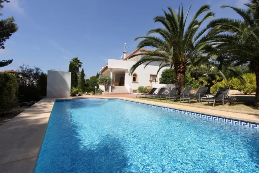 Villa Piscine chauffée, à 500m de la mer, Air conditionné, Salle de jeux, près de la ville - Image 1