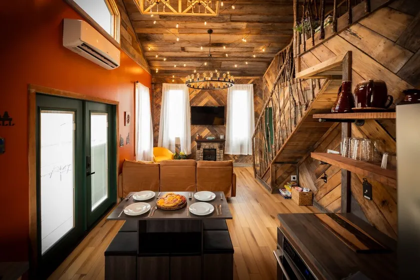 Treehouse Hot tub on 60 Acre Farm Near Downtown - Image 1