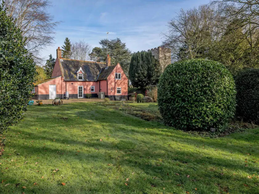 This family cottage is perfect for exploring Norwich, the Broads and the coast. - Image 1