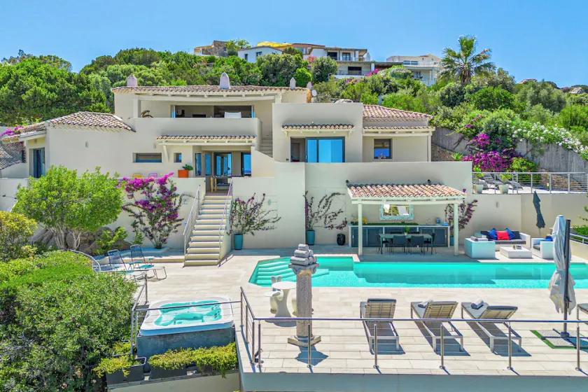 PORTO CERVO • DESIGN UND KOMFORT MIT ERSTAUNLICHEM BLICK AUF PEVERO BAY - Image 1