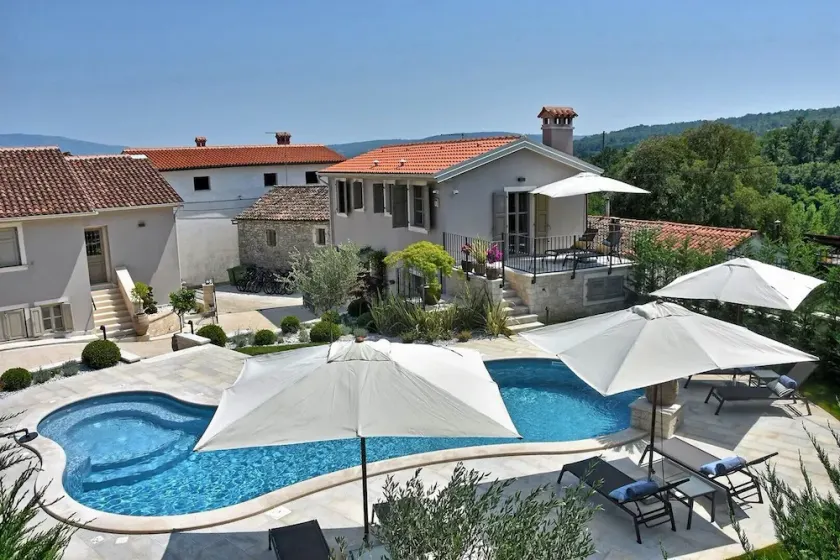 Eine Landvilla mit privatem Swimmingpool - Image 1