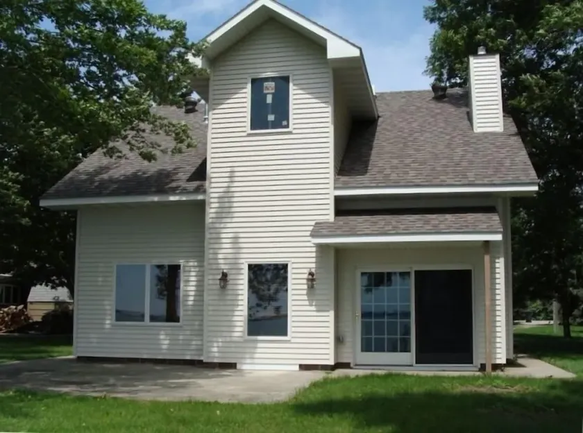 Lake Retreat Close to Town and Enjoy Nature on Bike Trail - Image 1