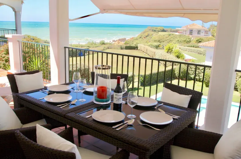 Villetta con vista mare e piscina, priv. Accesso alla spiaggia, moderno e completamente rinnovato - Image 1