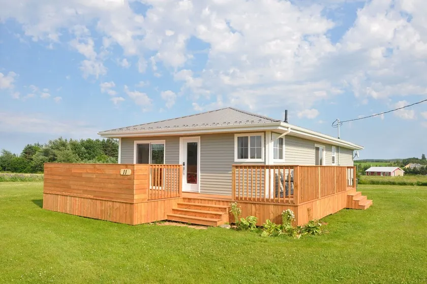 Renovated family cottage; walk to amazing beach, short drive to golf & town - Image 1