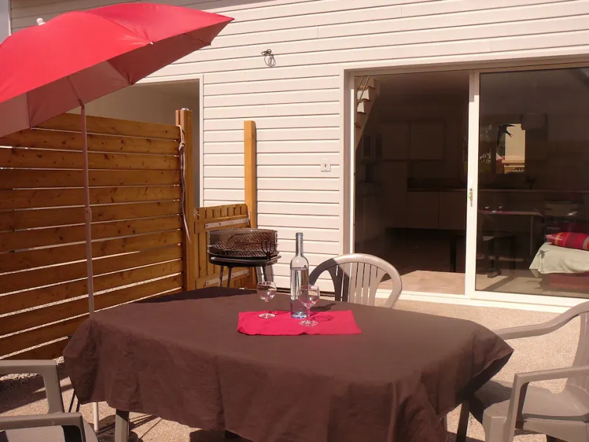 Enebolig med sydvendt terrasse, tæt på strande og butikker - Image 1