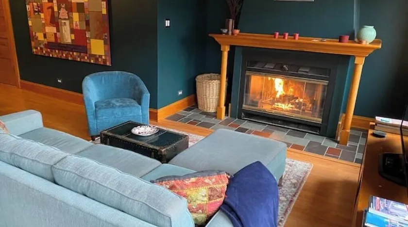 The Logan Square Guest House - Classic Vintage Comfort With Free Parking! - Image 1