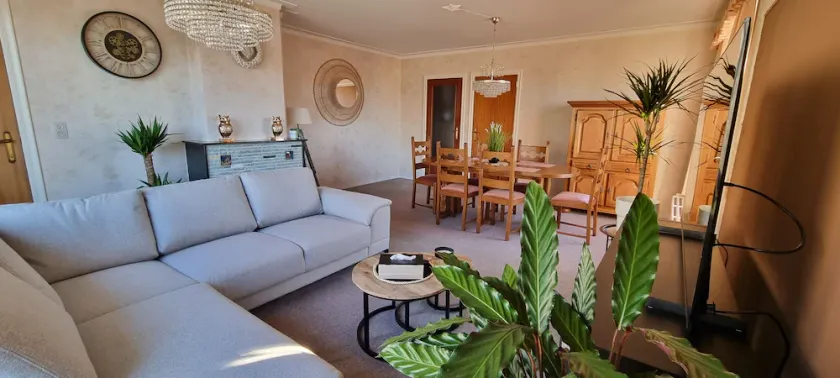 3BEDROOM APART WITH PARKING - Image 1