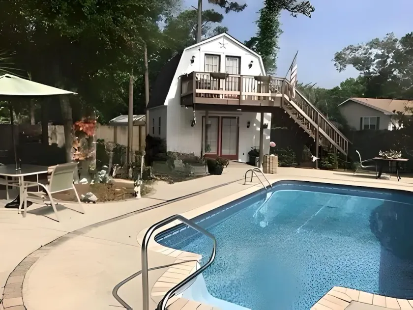 1 BR Studio/Cottage with Kitchenette, Pool & Golf Cart/ Near Beach - Image 1