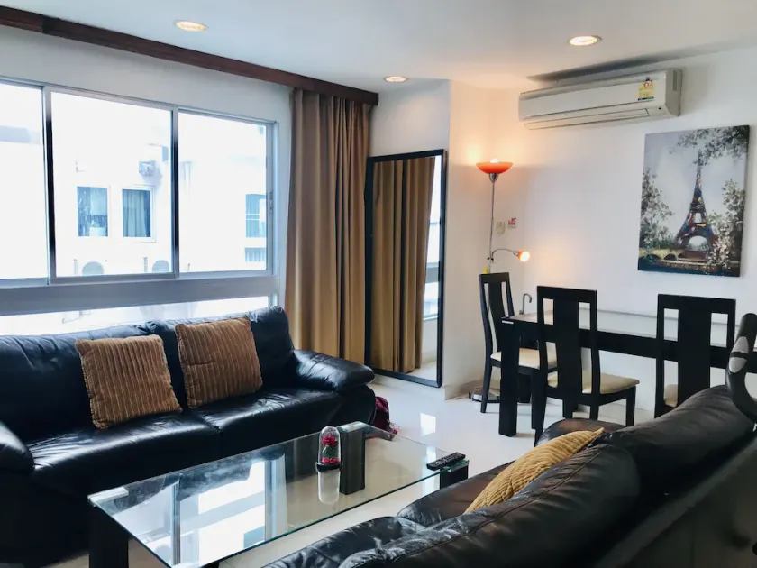 Stunning Apartment at a Bargain price, close to MRT, markets, shops - Image 1