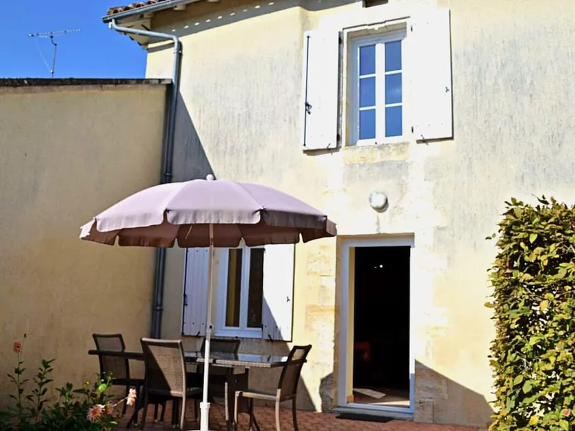 Charming cottage in Charente with garden, pets allowed - Image 1