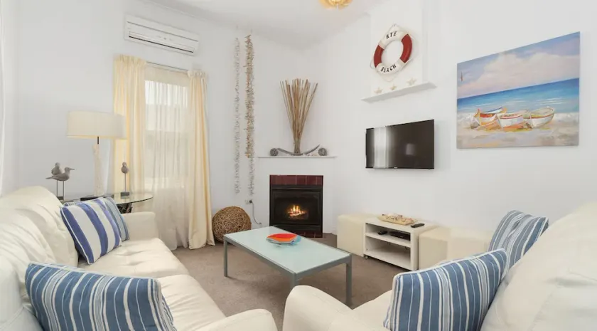 Kaikora Seaside Cottage - Image 1
