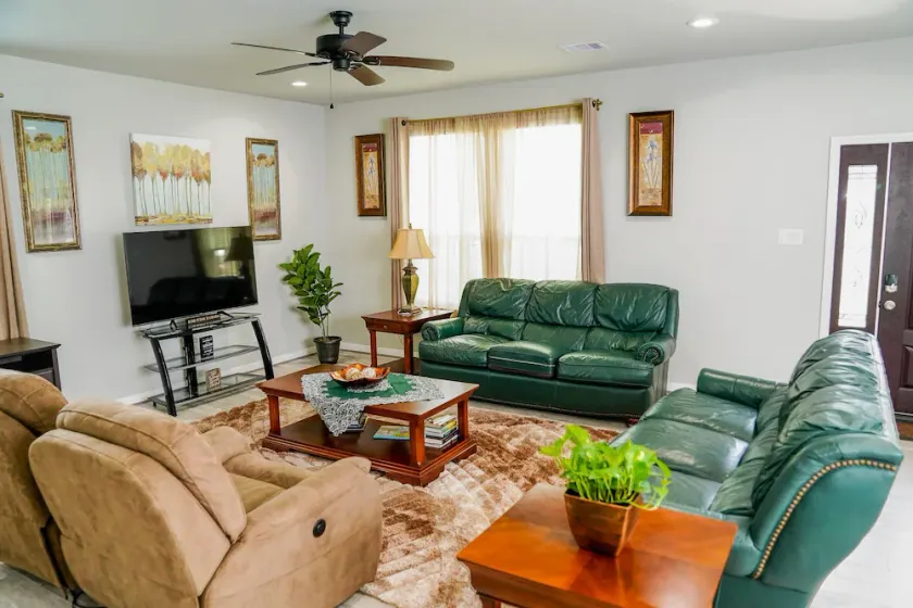 Clean & Cozy new Home, 30 mins to George Bush INTL/ downtown 5 mins to woodlands - Image 1
