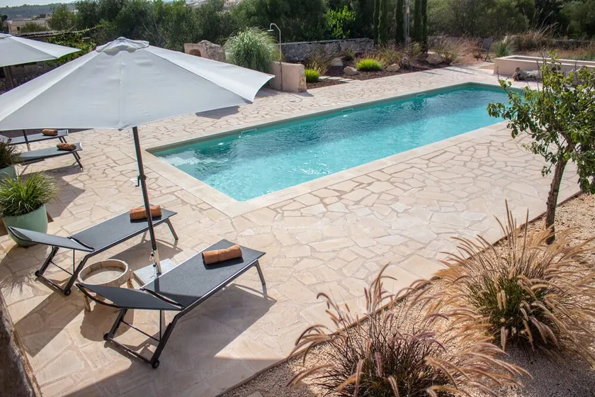 Stylische, topmoderne NATURSTEINFINCA mit einem 12m x 4m Salzwasserpool! - Image 1