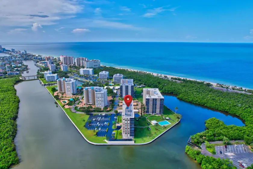 Marchez jusqu'à la plage! Condo à Naples avec vue imprenable sur le golfe, la baie et la piscine! - Image 1