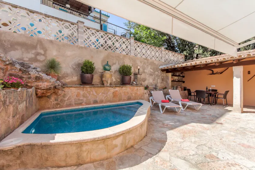 Wohnung im 1. Stock mit privatem Pool in der ruhigen, schönen Strände von Cala. - Image 1
