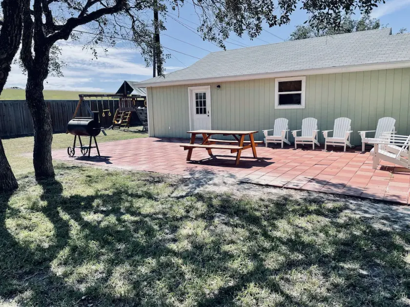 3 bd/2 ba with large yard only 2 miles from beach! - Image 1