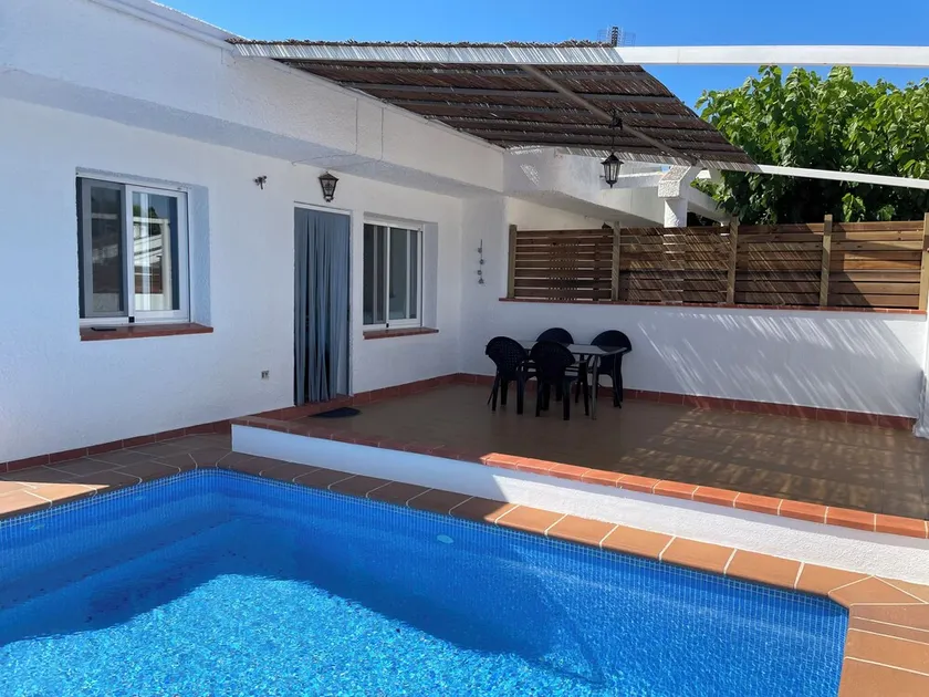 Casa Rogi, com piscina, ideal para família, na rua principal e perto da praia - Image 1