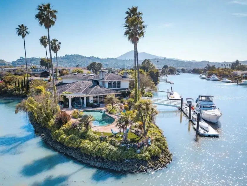 Luxury Tranquil Waterfront Haven w/Pool & Spa - Image 1