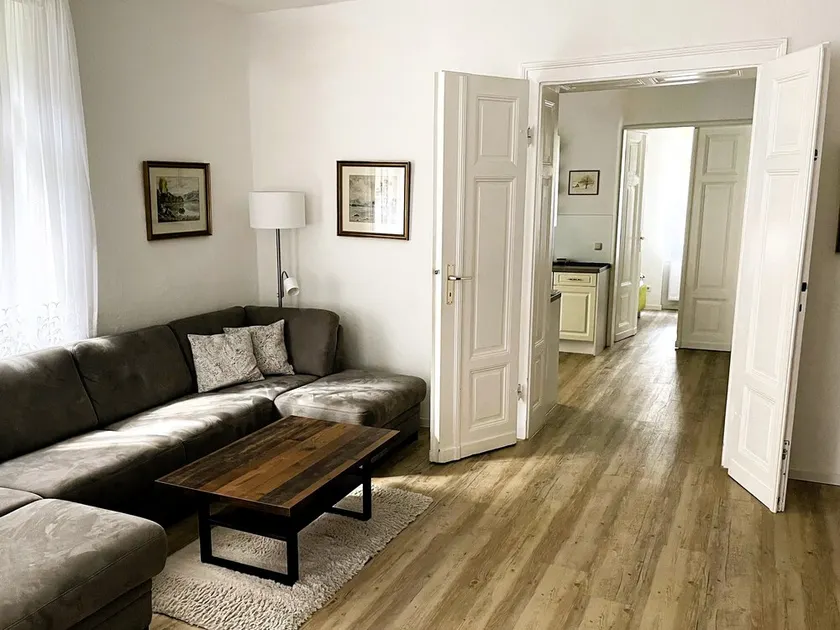 Large stylishly furnished holiday flat in a quiet and central location - Image 1
