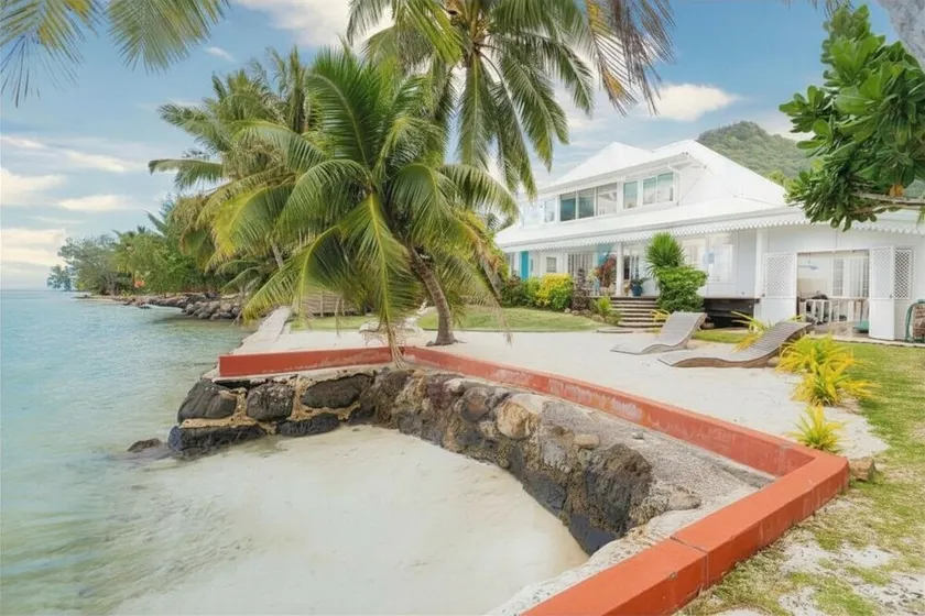 Luxurious 4BR Villa - Image 1