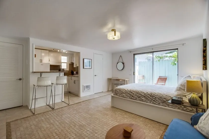 Hideaway en verre de mer, studio design, chiens bienvenus, terrasse privée et parking! - Image 1