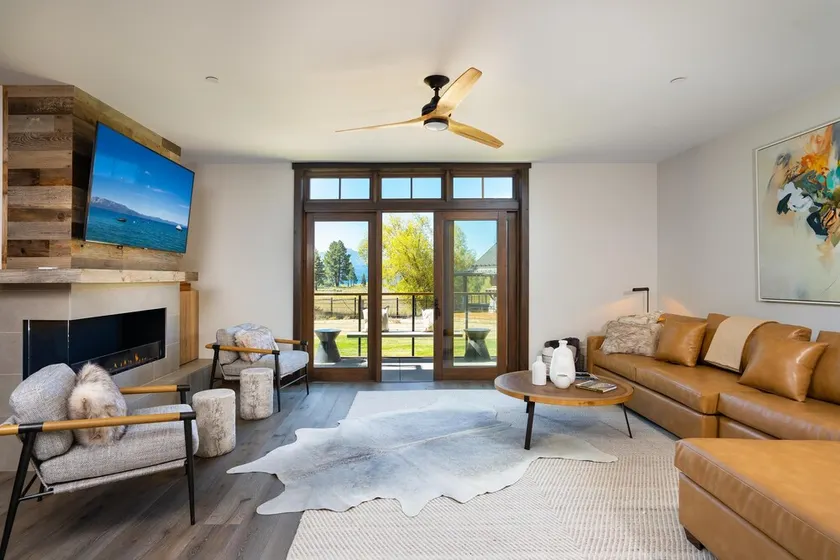 Stunning 2310 sqft. 3 bed, 4 bath home in Private Lakefront Community - Image 1